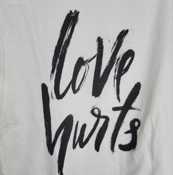 Women's size medium white t-shirt "Love Hurts" printed in hand writing style - Picture 2 of 4